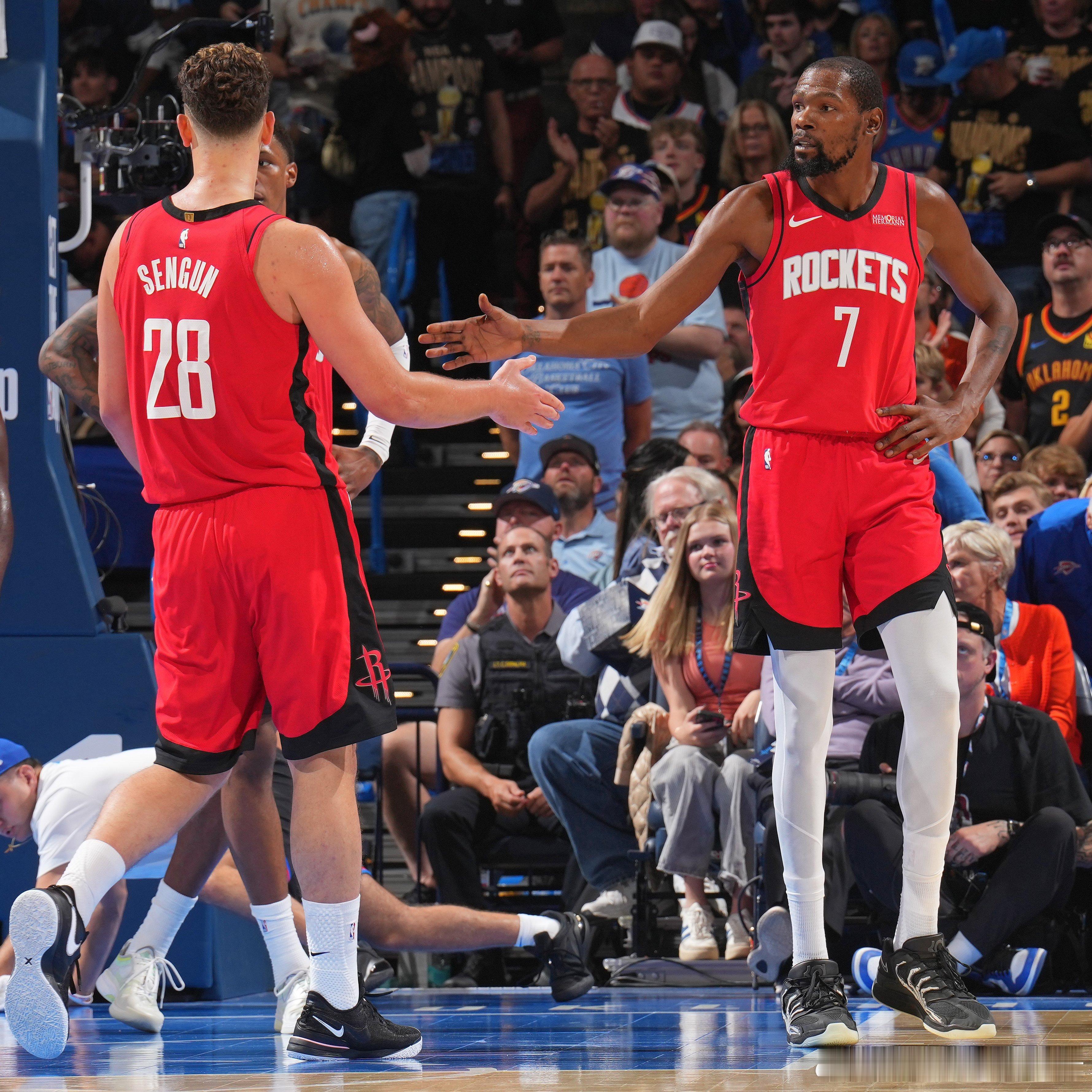 明天十点半火箭主场迎战西部第四森林狼，加上背靠背，窝火明天少输当赢森林狼vs火箭