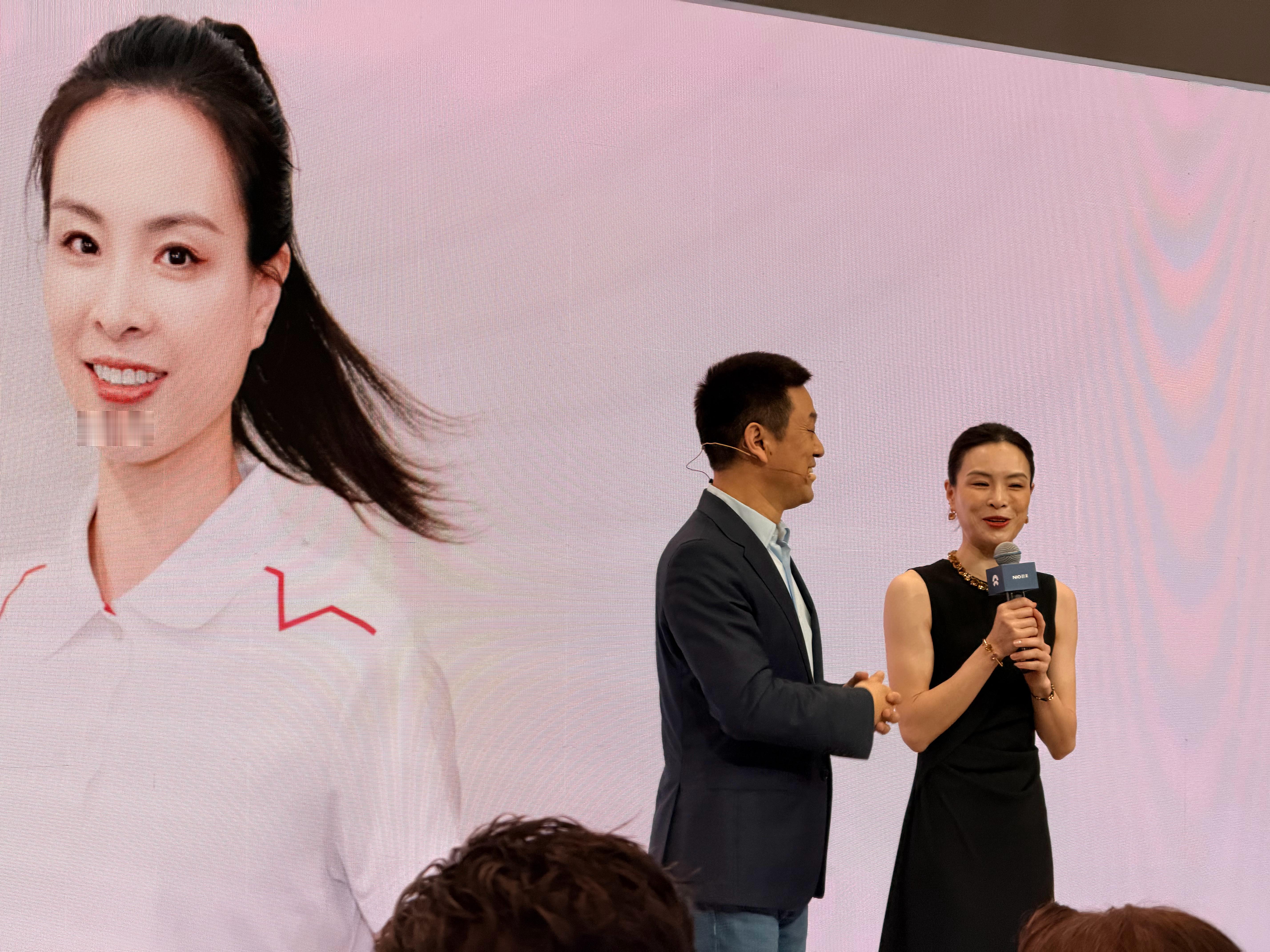 跟吴敏霞成车友了，斌哥给吴敏霞交付ES8炫金特别版。蔚来es8