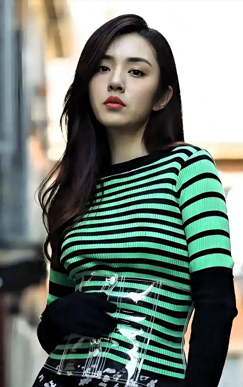 这世上我最搞不懂的的人，
就是37岁的王晓晨了。
好歹也在娱乐圈摸爬滚打这么多年