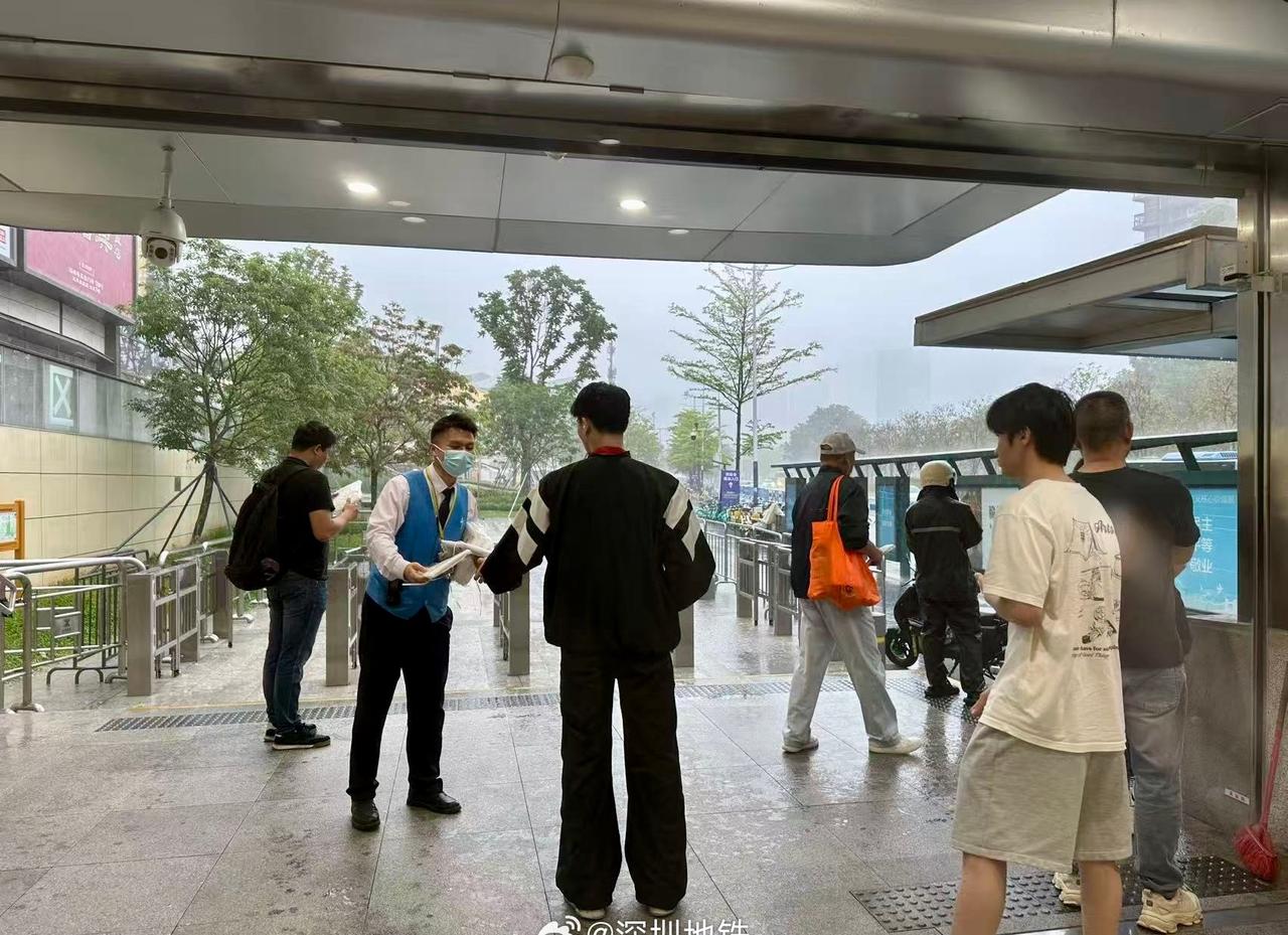 近日，深圳多强对流天气，老铁在出入口为大家送上雨衣，愿这份小小的温暖，伴你一路安