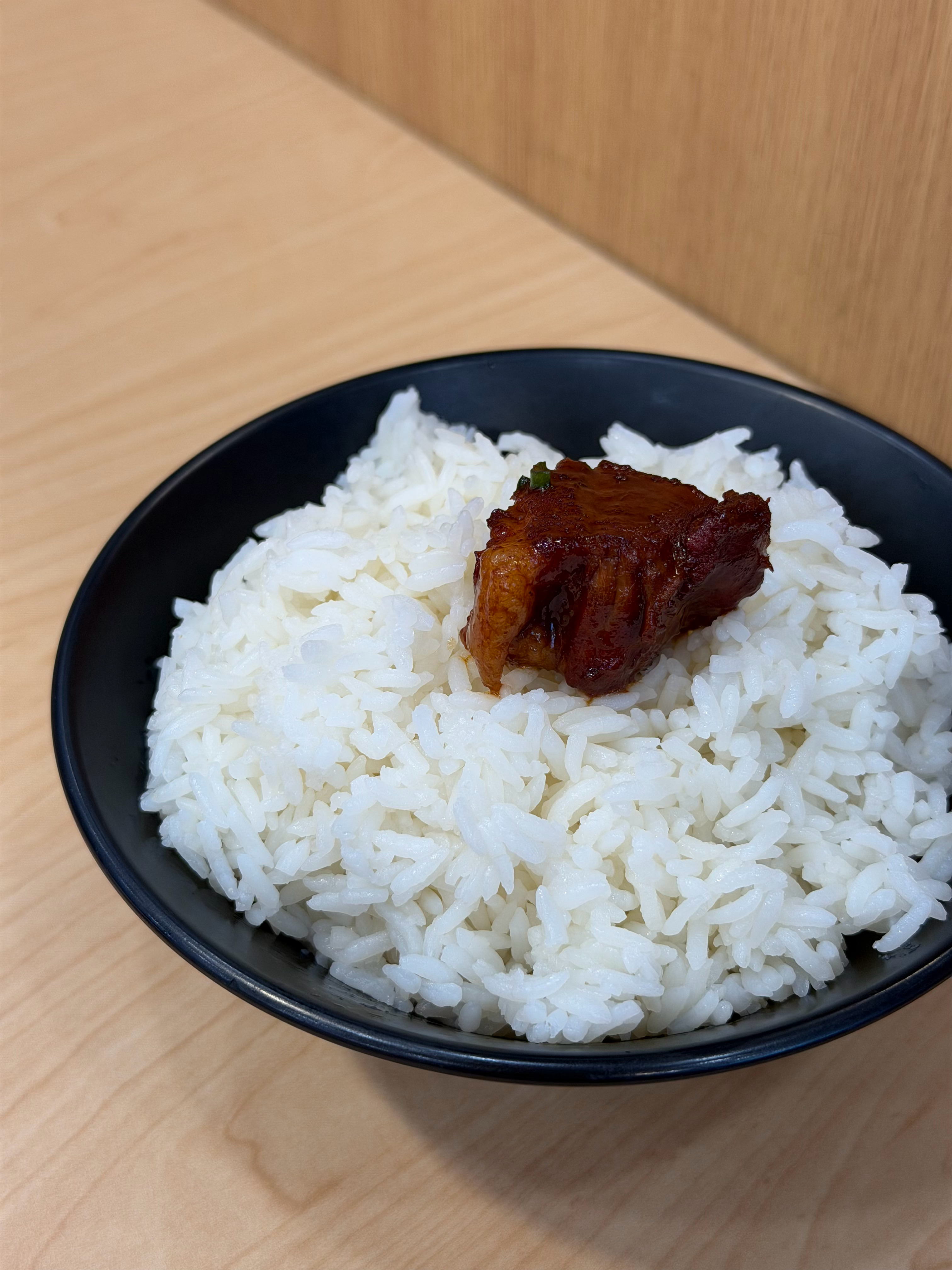 又招牌红烧肉五常大米饭了，淡人瘦肉白饭，肉和饭和我都甜甜的˶ᵒ ᵕ ˂˶ ​​​