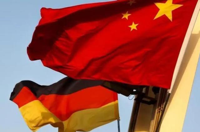 德国总理飞机未达中国，中国上千吨稀土已先抵德，谁料不到48小时，德国经济部竟立刻