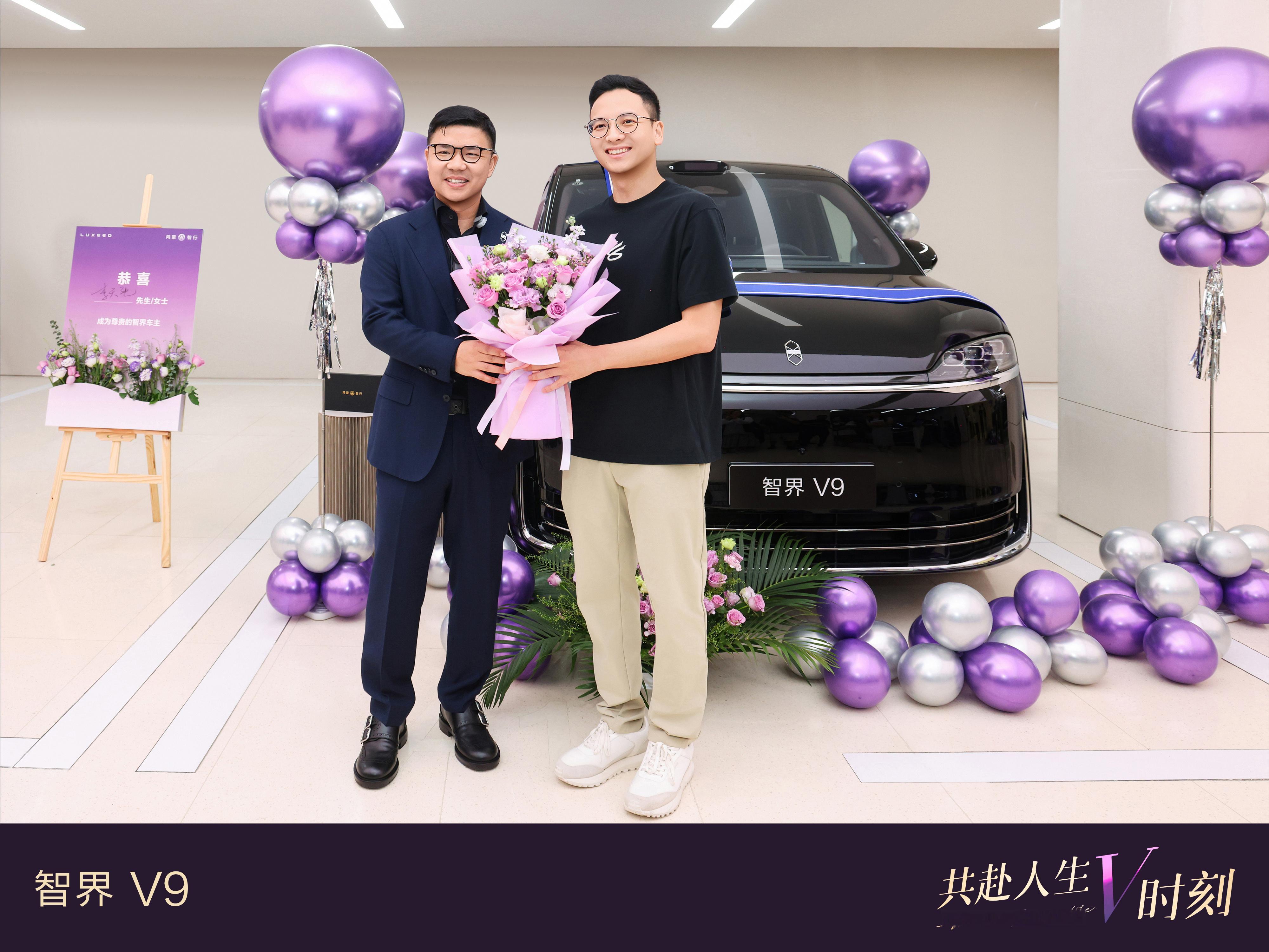 智界V9这波有点猛，单月交付破万，均价卖到50万，高配车型选配率高达80%。各界