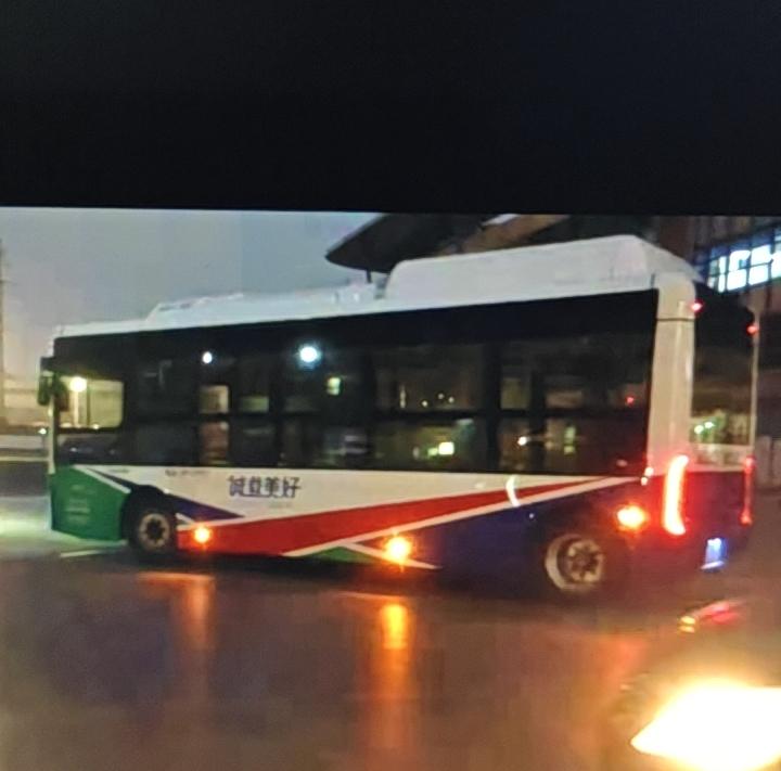 青岛交运集团即墨分公司新采购的100辆宇通E8新能源公交车今天到达即墨汽车总站北