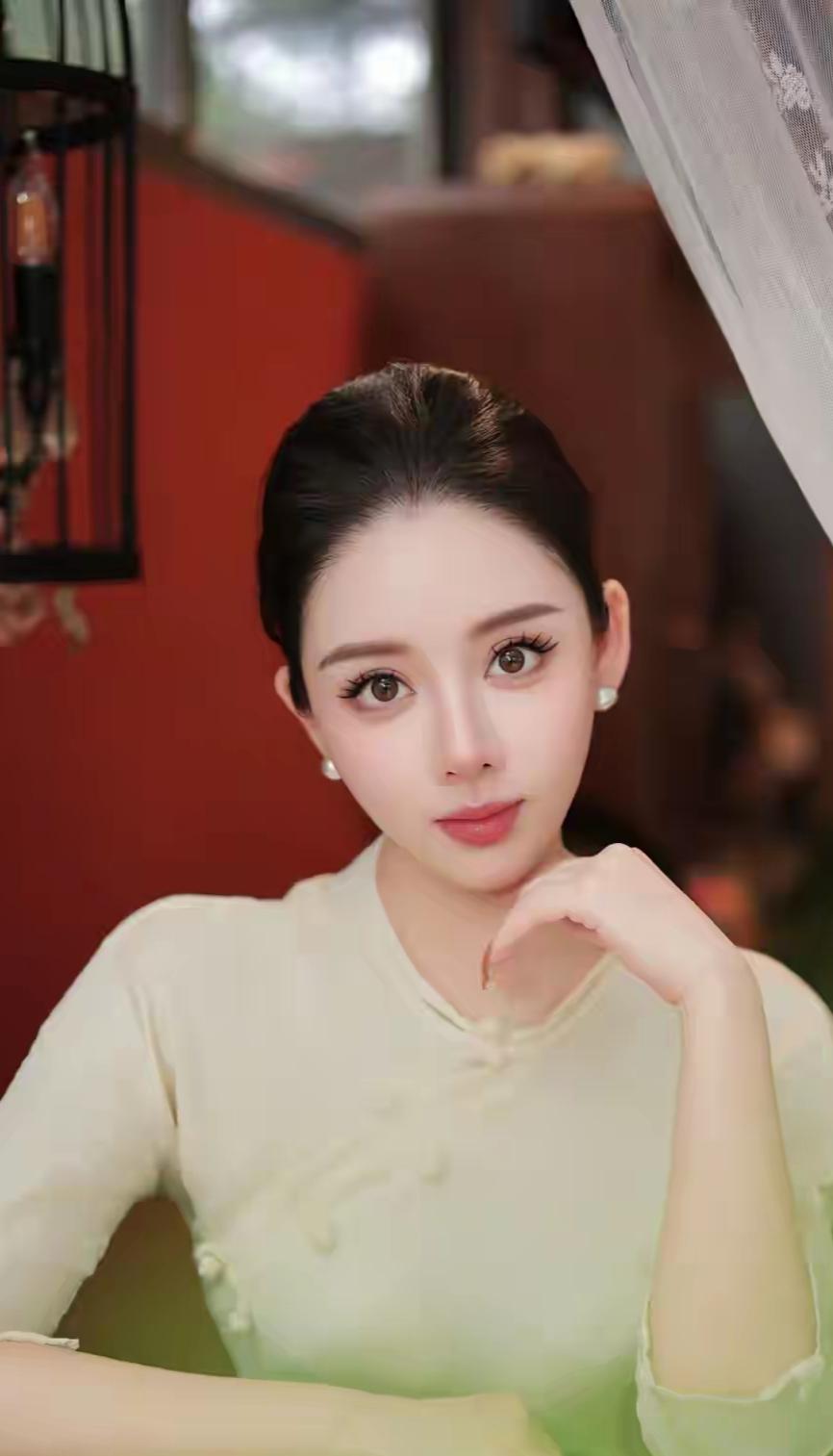 优雅气质，浅笑嫣然，尽显东方之美。