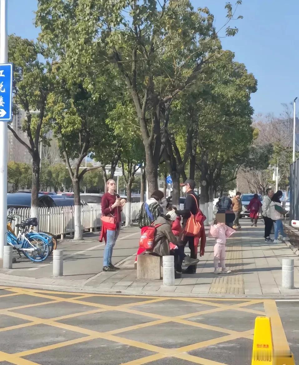 大年初三在武汉园博园又偶遇撒贝宁啦！这缘分呐[捂脸] 话说他身边的女生朋友好漂亮