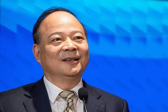 宁德时代还是有点太权威了，也太憋屈了。
一个季度净赚212亿，股价今年却跌了28