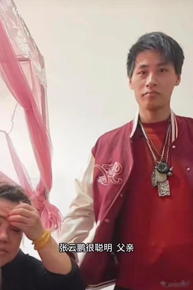网上传张云鹏被加拿大老板“空降”offer，可他扭头就在机场，把链子挂脖子上省钱