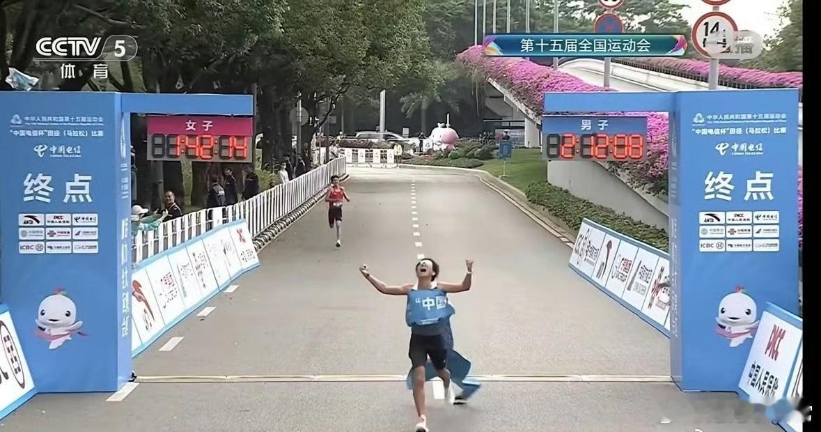 何杰以2小时12分07秒的成绩夺得全运会金牌，顶着极限的湿热气温与大桥坡度，赛况