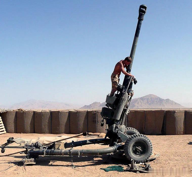【兵器欣赏：兵器歪说   高角度、高难度擦炮——士兵正在保养英国L118型105