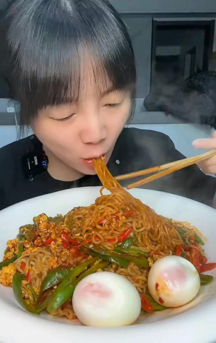 食面香飘满，美食入心间。#家乡三淼面# #美味何须# #长寿面更好吃# #团圆就