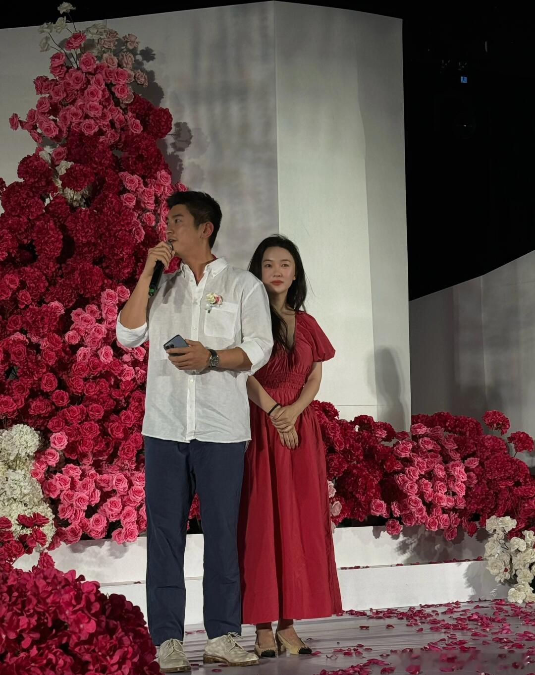 #杜江霍思燕参加好友婚礼# 杜江霍思燕参加好友婚礼，夫妻俩与路人打招呼很亲和。 