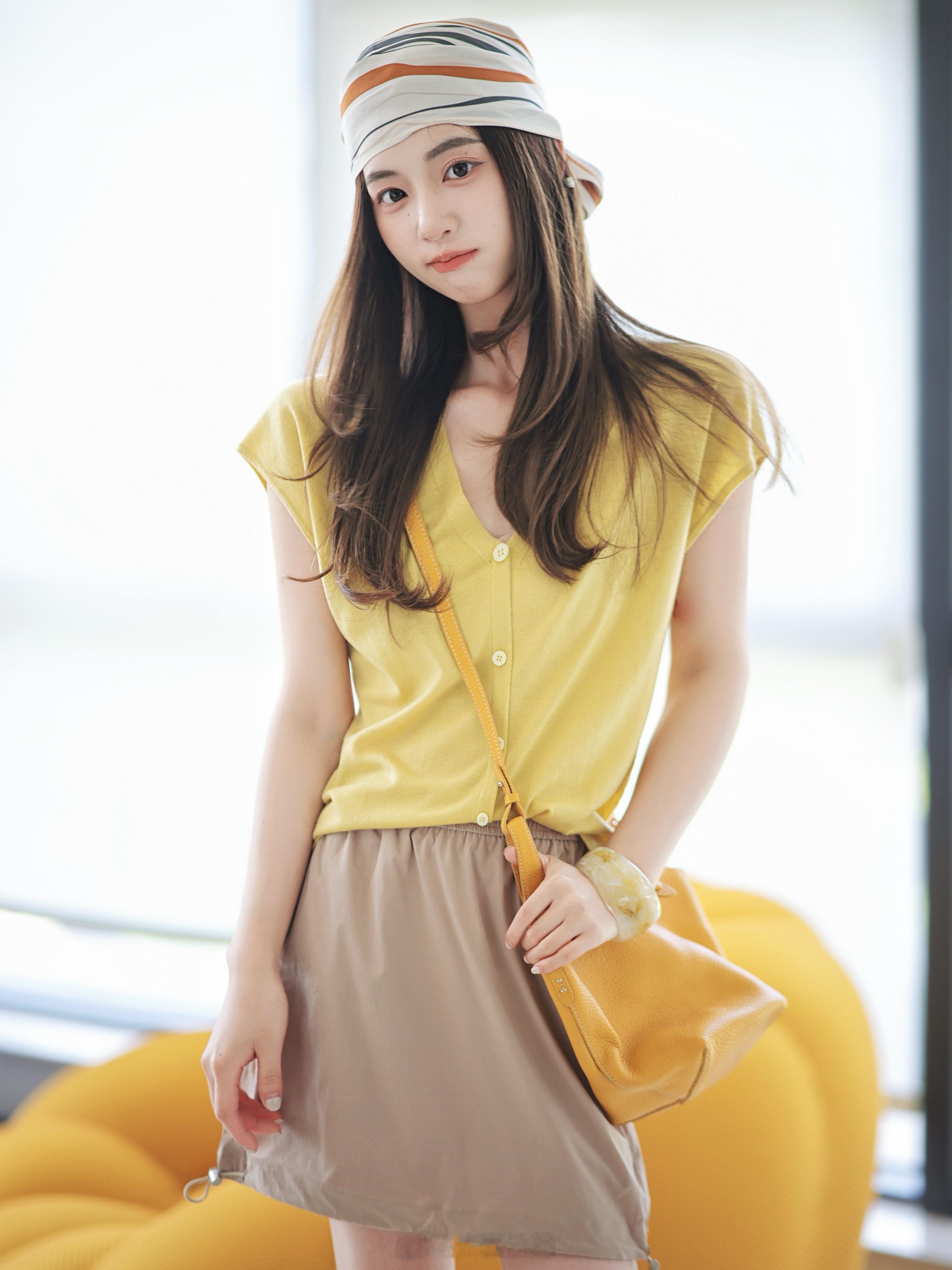 夏天从明媚彩色开始！含羊毛针织小衫 轻薄巨舒服显瘦这块儿也是杠杠的 有好几个颜色