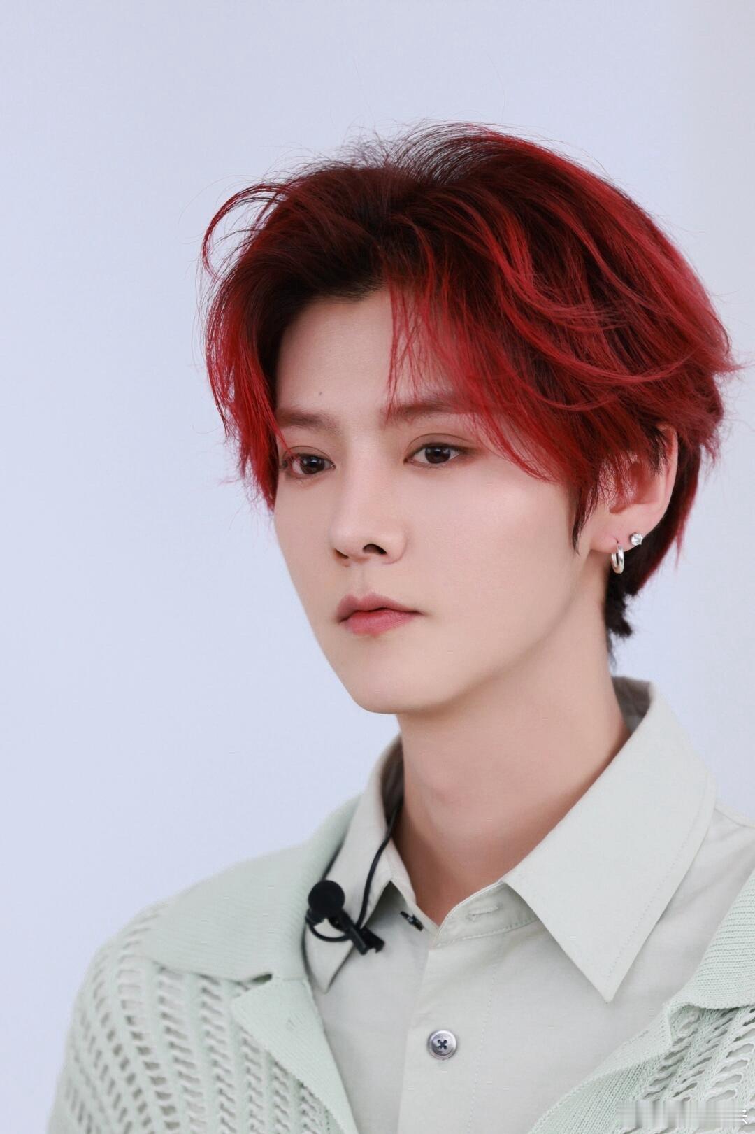 #鹿晗[超话]#  鹿晗工作花絮来啦！真的太帅太好看了吧好可爱好好看的小鹿啊 真
