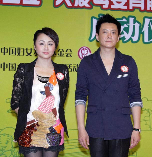 曹颖脸肉肉的时候和王斑还是蛮有夫妻相的，后来曹颖瘦了，他们夫妻相也就没了影子。