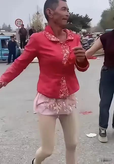 看了N遍没认出来图中人是男还是女，真可谓：林子大了什么鸟都有啊！