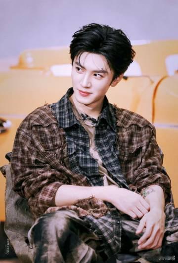 陈哲远录一次记一辈子 自带搞笑buff的陈哲远，把限定贴纸当成荣誉收藏，执着又呆