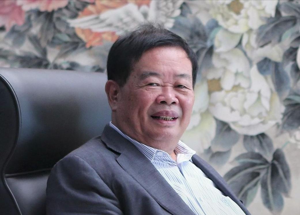 1999年，王健林建立了5家万达，但需要使用上百吨的玻璃，采购员为了能拿回4万元