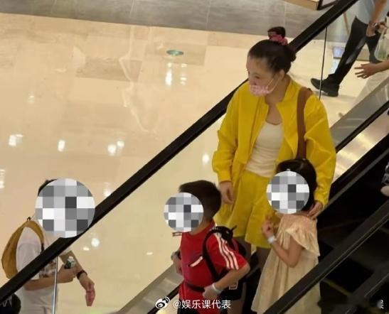 吴倩和女儿逛街偶遇吴倩和女儿逛街 ​​​ 4日，网友在武汉偶遇吴倩带女儿逛街，照