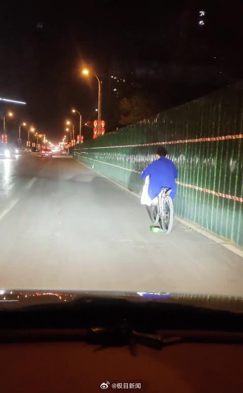 #司机为摸黑骑车男孩照亮回家路#【初中生夜骑回家掉链子急哭了，路过司机帮修好护行