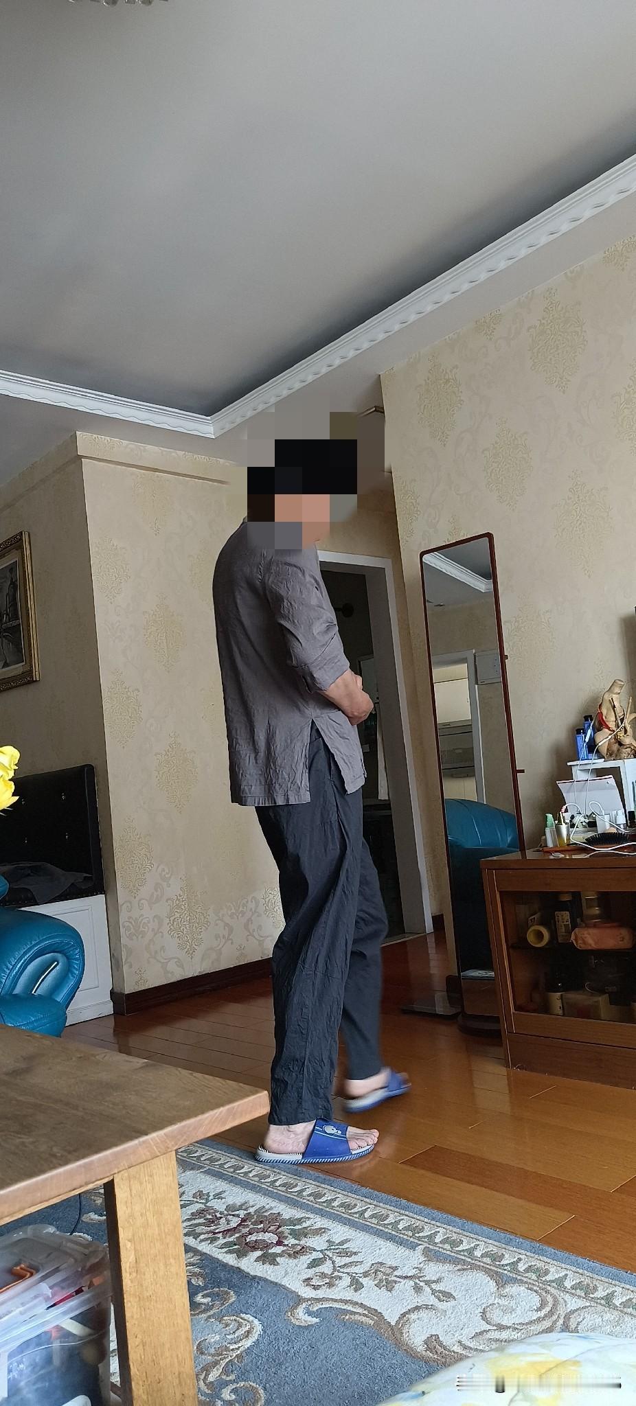 我家傻男人捡了我哥的一身衣服，一身棉麻的套装。
我哥的个子矮，做了一身棉麻的中式