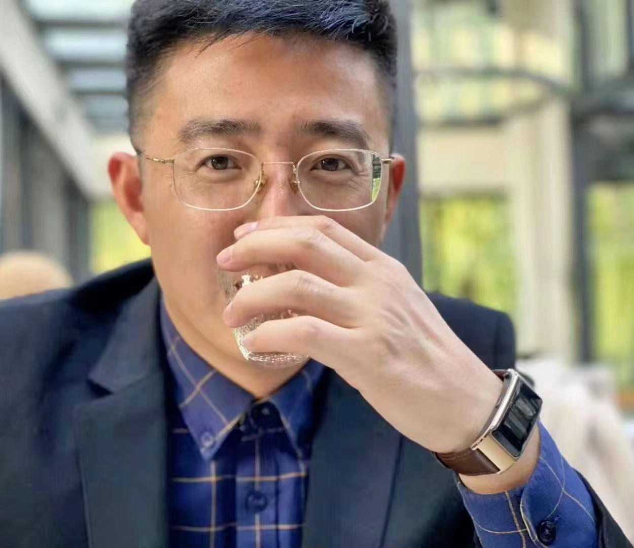 人民日报如是说，提醒我们：路虽远，行则将至；事虽难，做则必成。勇敢做自己