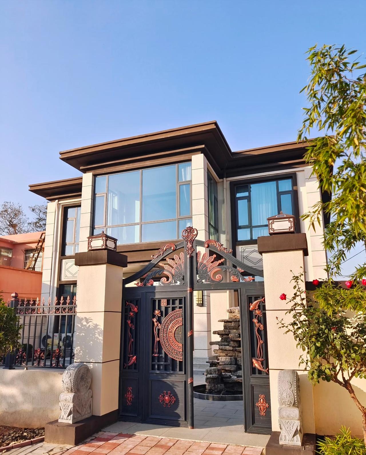 弟弟：你把市里的房子卖掉吧，
回老家30-50万就能盖个3层别墅，
我：我也想回