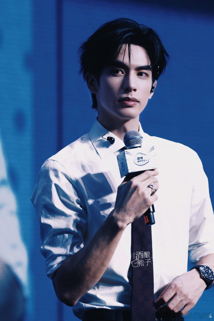 宋威龙大屏好权威 谁懂见面会大屏的杀伤力！宋威龙的脸怼在大屏上依旧帅得很有权威，