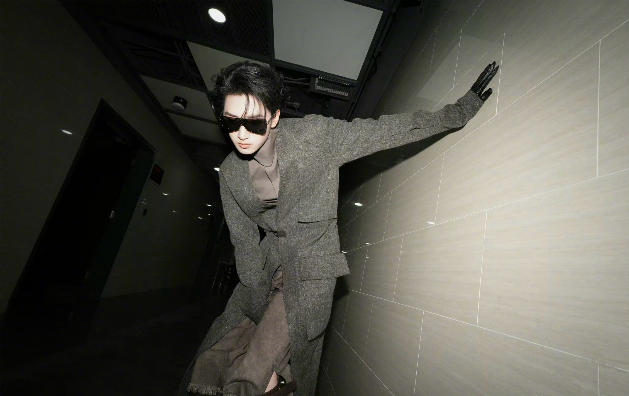 严浩翔亮相说唱巅峰对决2026新造型图集，造型来自Rick Owens 2026