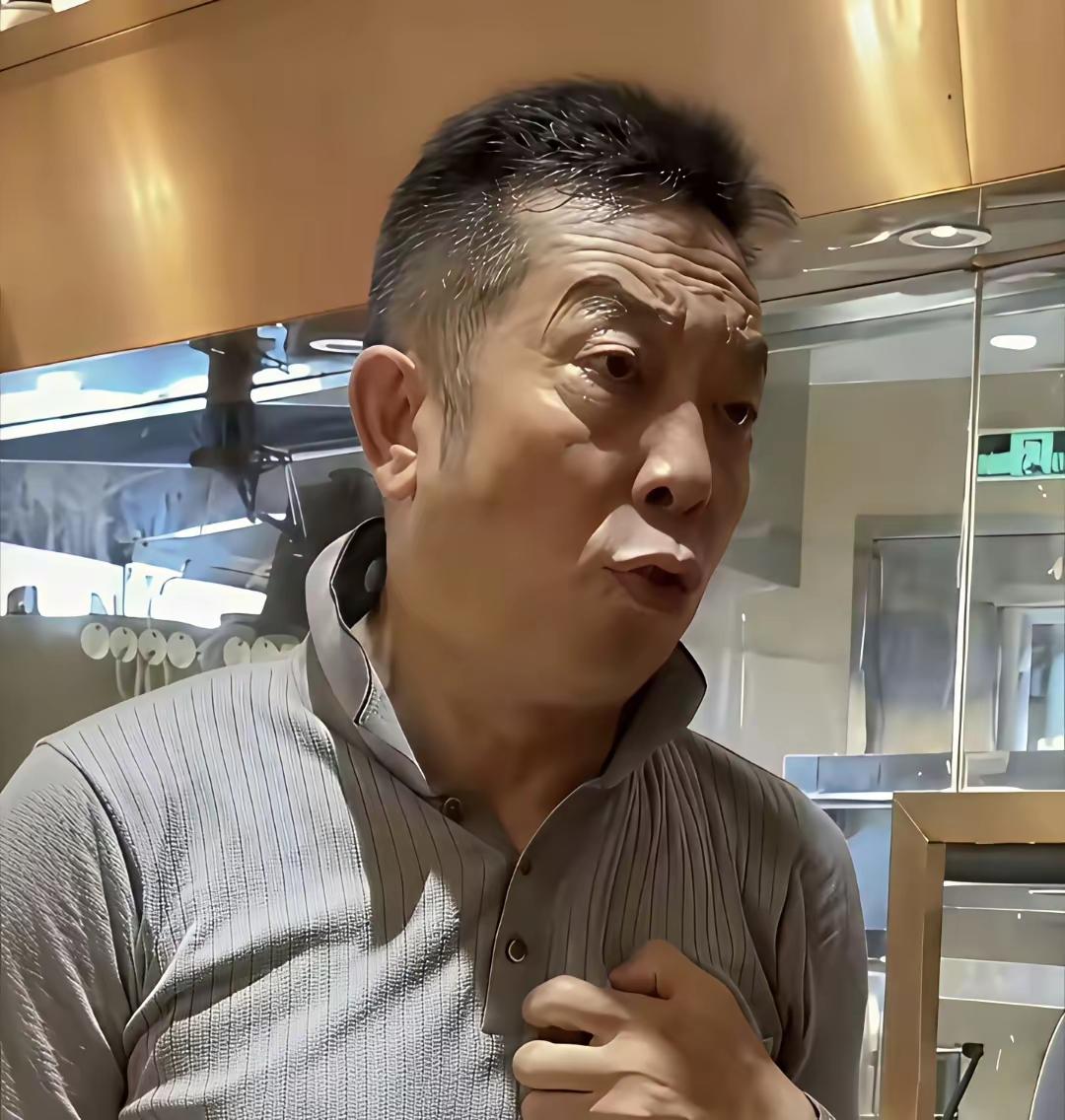 西贝的贾国龙“爱耍酷”！喜欢把衣服领子“竖起来”。有点精神小伙那股劲，哪怕衣服料