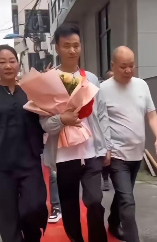 2024年，浙江温州一位资产过千万的商人接到一个电话：“您33年前早夭的儿子在找