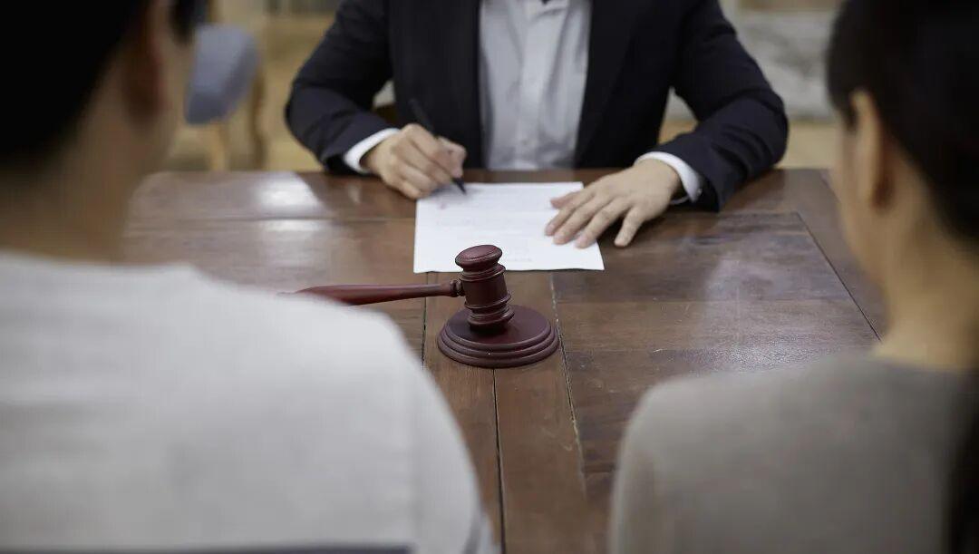 太心机了！刚办完离婚手续没几天，上海小伙刘亮（化名）就收到了法院的传票。前妻李琳