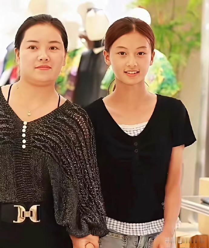 网红七七和妈妈越长越像了！

一身简约条纹短袖，乌黑长发顺直垂落，干净素颜尽显清
