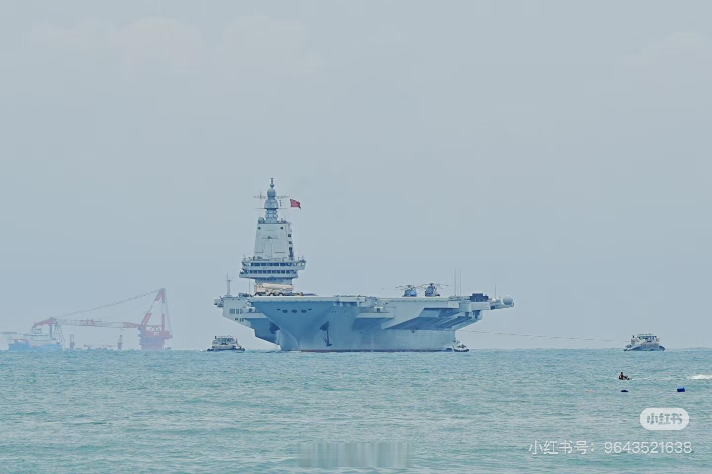 福建舰回港，甲板2架直18，好像还有个直9海军[超话]武器装备[超话] ​​​