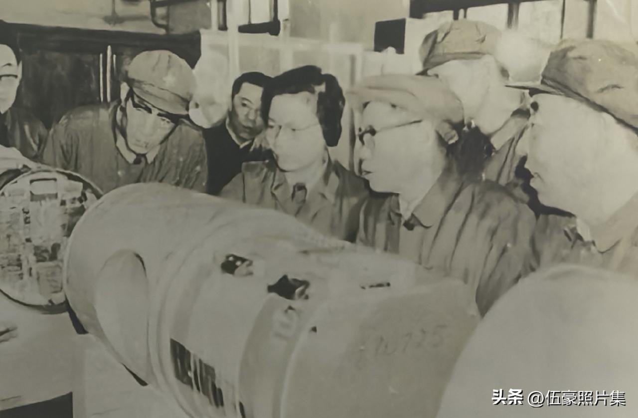 1976年左右，彭士禄视察鱼雷研究所。右二为彭士禄；右三力聂力。很多人不知道的是