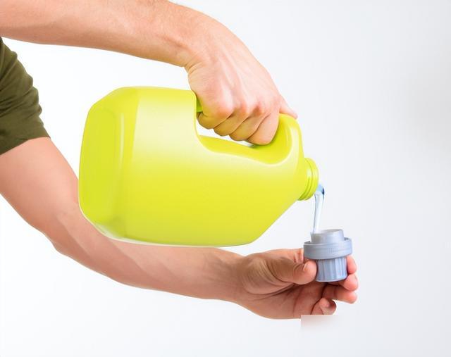 真的要急死！之前买洗衣液光冲“亮白增艳”买，结果成分里有碱性物质和荧光剂，洗了衣