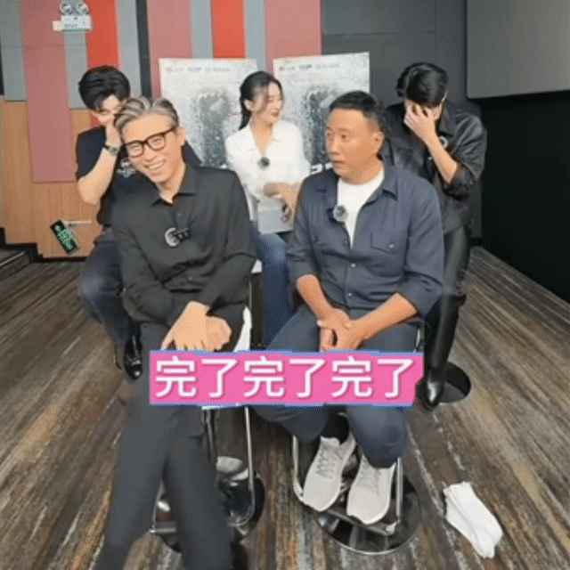 胡军：完了完了掐了！把这段掐了吧！

李乃文：这是直播！

胡军：（慌乱翻动手卡