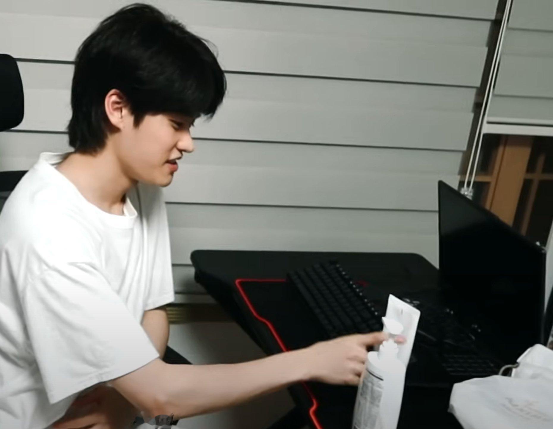 出道前“无所有”的白T炤熙