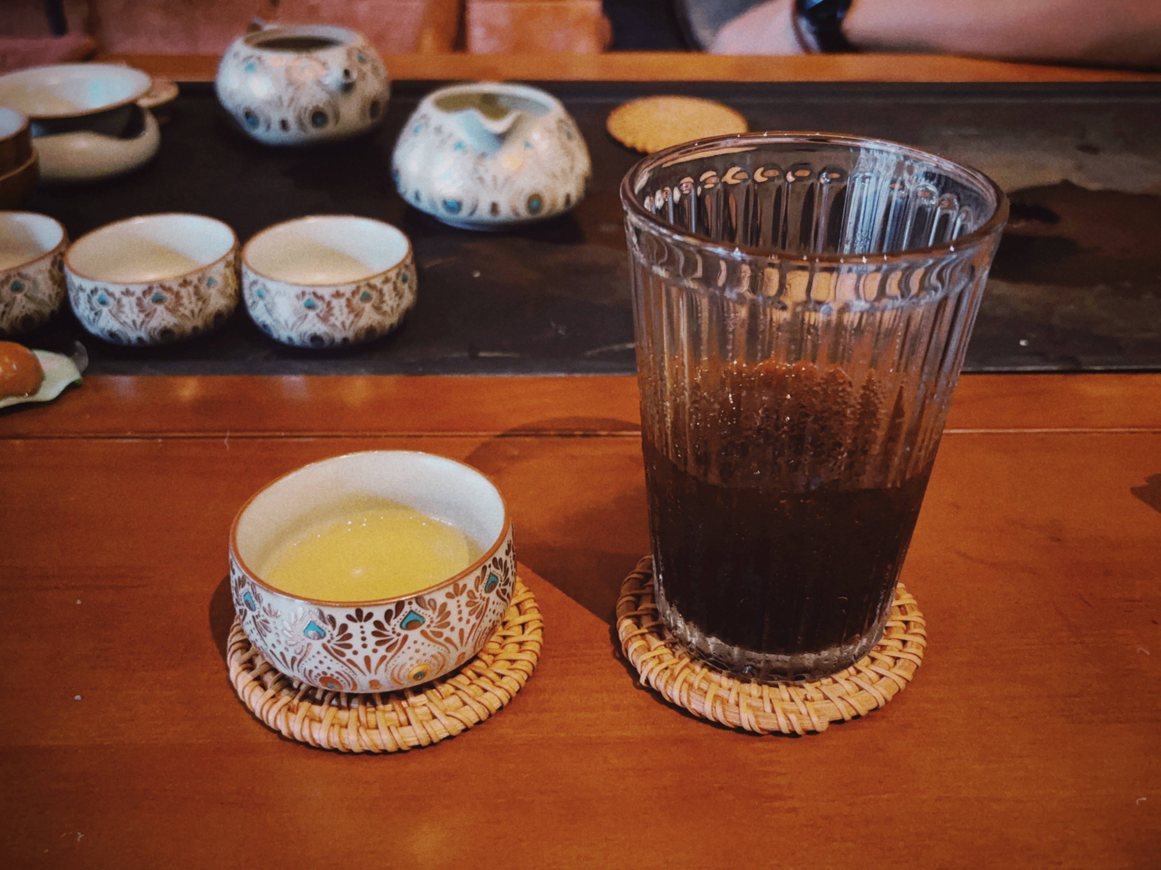 左一口，右一口。 ​​​