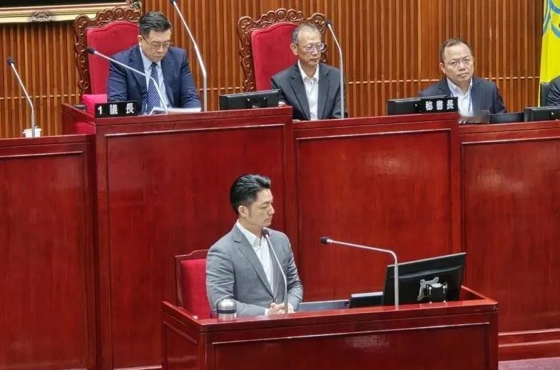 郑丽文今天说，两岸都是中国人。
蒋万安今天在台北市议会接受质询，民进党议员质问蒋