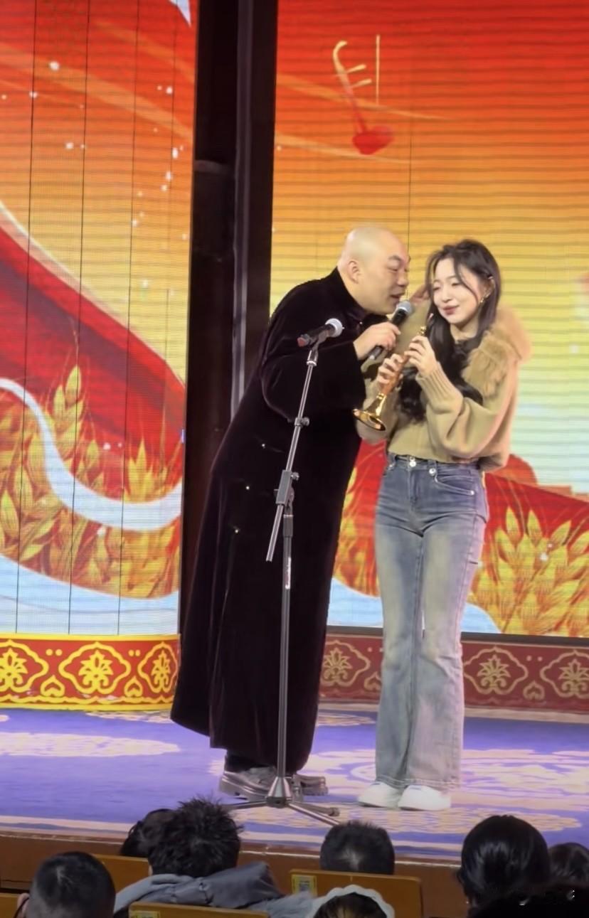 野总的吹唢呐节目快做成一个品牌了，基本上台的都是美女，虽然有人说这是托，但节目效