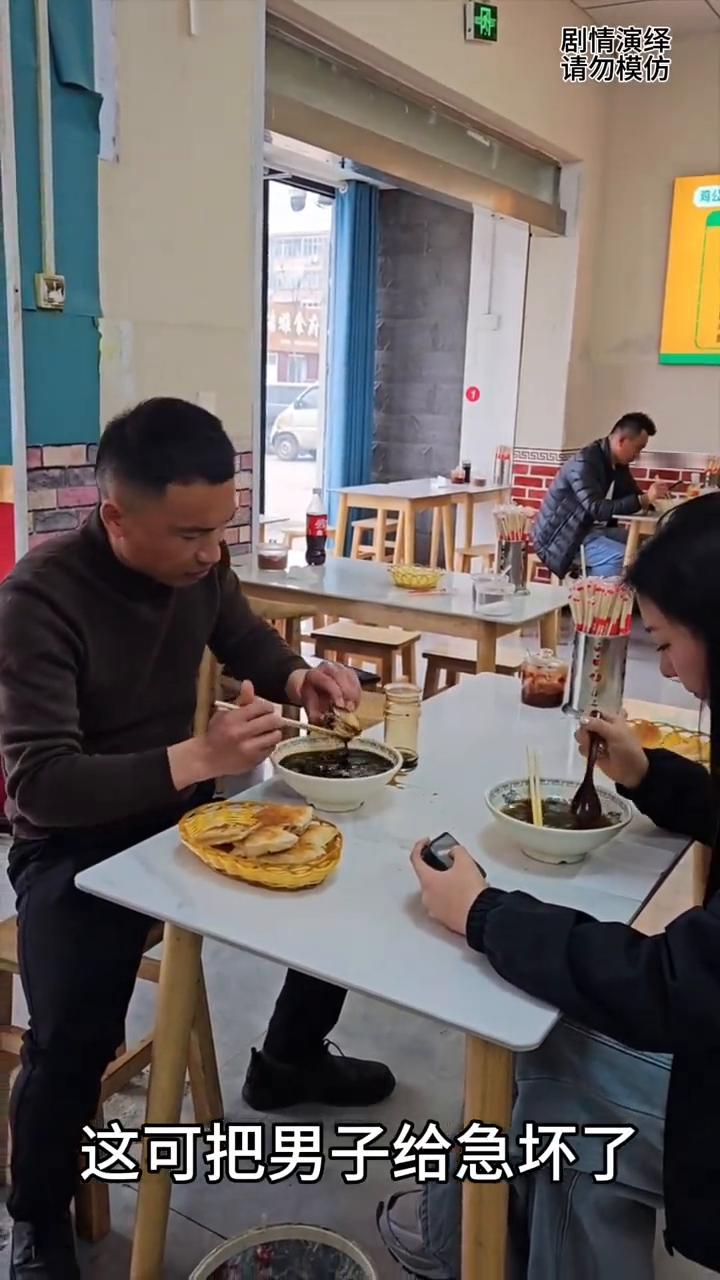 男子吃饭时不小心把醋全倒进去了，这一幕真的太无奈了。
男子正在吃饭时，只见他拿着