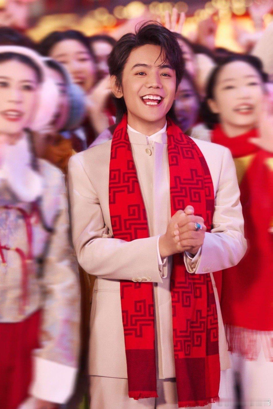 丁真把马骑到春晚上了 丁真骑马登春晚，这一幕看得人心里暖暖的。从理塘草原到春晚舞