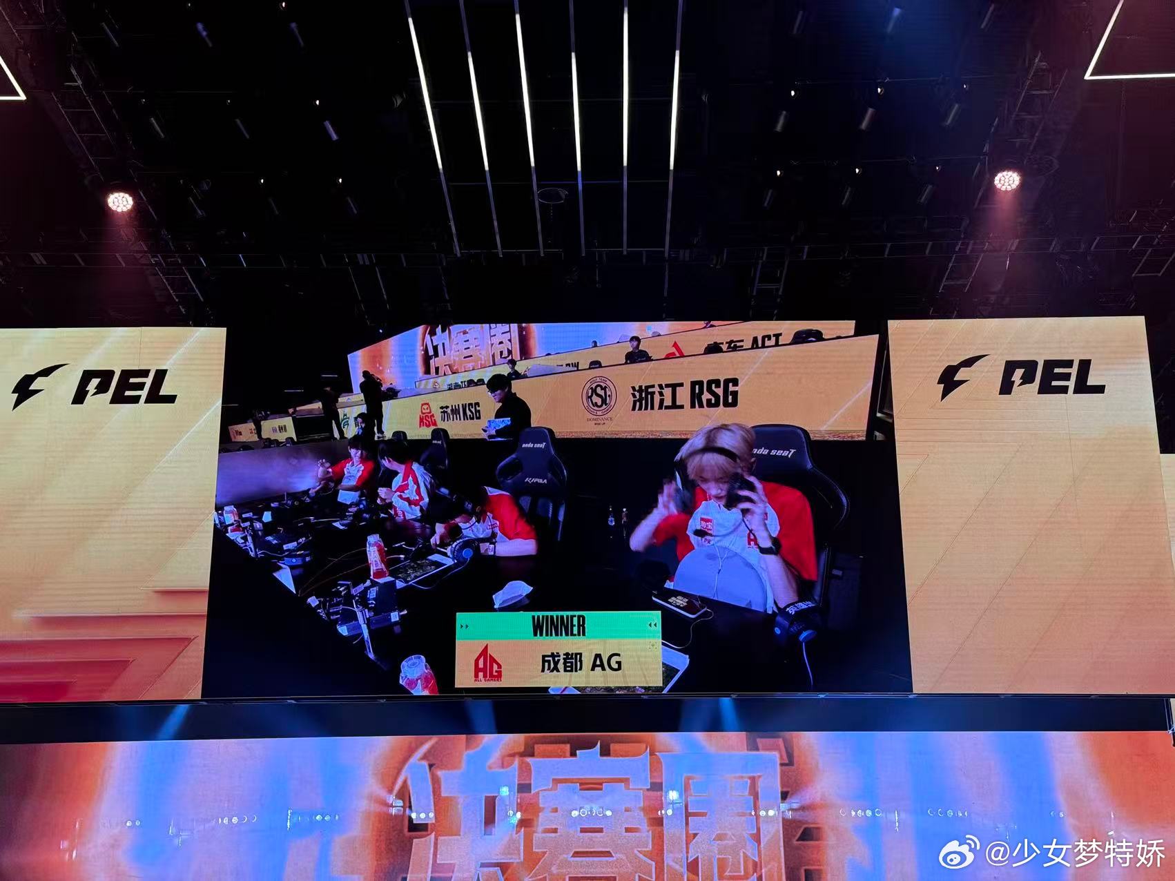 AG周决荣都吃鸡运营到位，团战敢打敢拼，AG一路过关斩将站上荣都之巅，这把吃鸡实