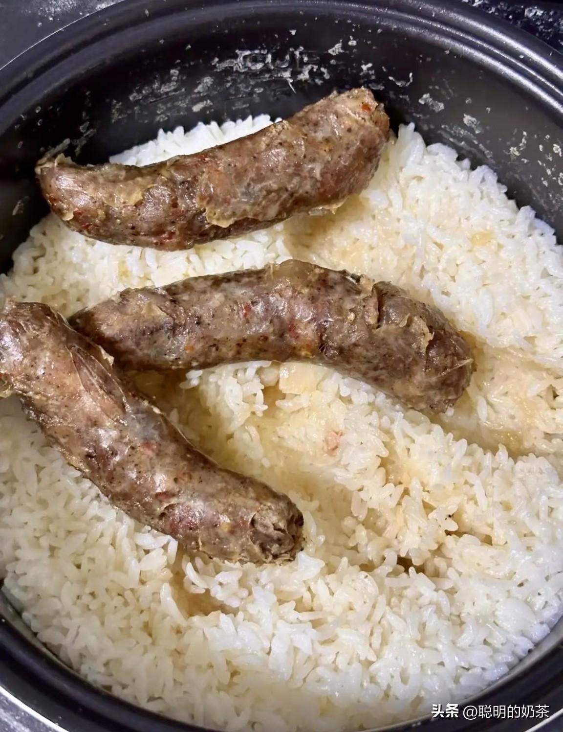 分享我这周有趣的事：朋友说腊肠可以和米饭一起蒸，然后就这样了……