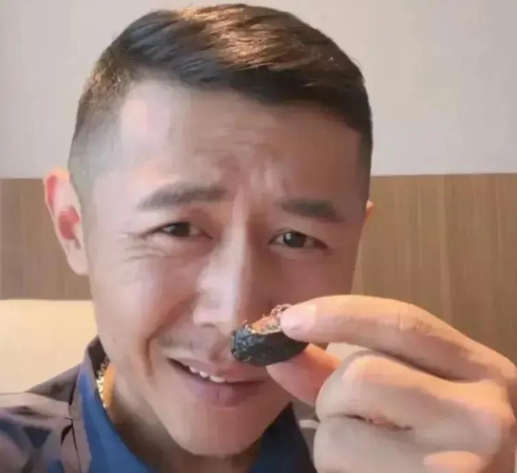 大冰的直播大家看了没？
最近他直播连麦，火的不行呢，风格幽默，从各个方面和角度和