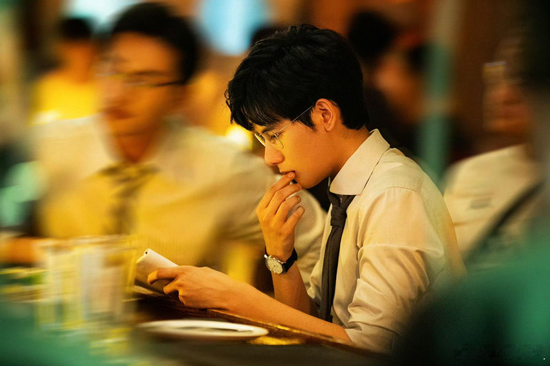 胡先煦 哪有老公啊 胡先煦新剧造型帅炸，白衬衫、大长腿的组合简直没得挑，明天就去