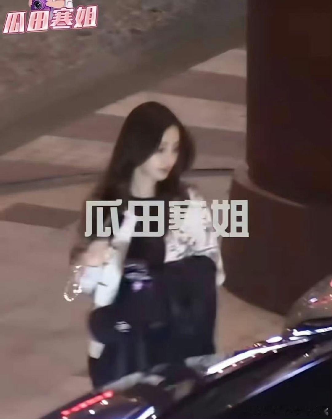 Angelababy带小海绵家庭聚餐， 这画质都快成马赛克了，但baby这脸真的