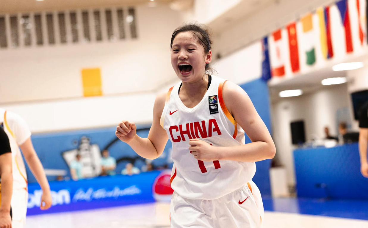 中国U17女篮核心之一李沅珊的晋级之路

她真的是一位篮球界的天才少女

长得一