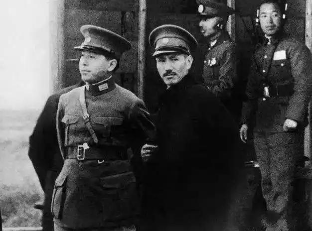 如果当年张学良没送蒋介石回南京，率东北军投奔红军，后来会是什么地位？
 
这事其